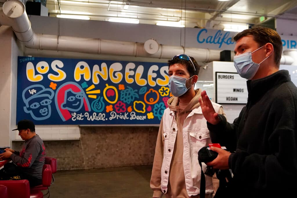 Posible regreso las mascarillas obligatorias en Los Ángeles, entre polémicas y preocupación
