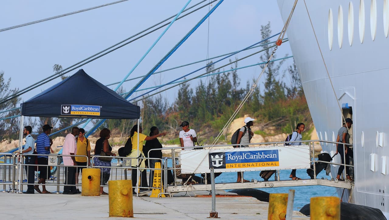 En estos barcos también han sido evacuados algunos sobrevivientes desde Gran Bahama hacia Nassau y Florida. Otros han tenido la oportunidad de tomar un baño y comer en los cruceros.