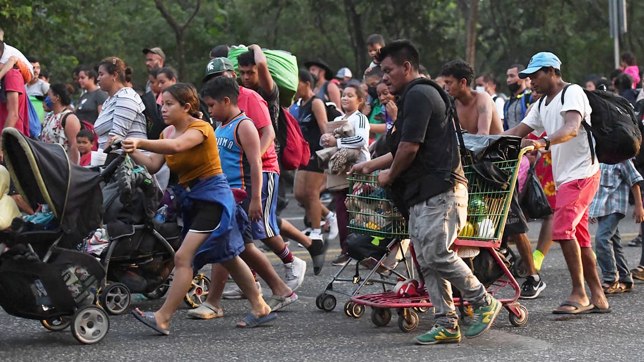 <b>Mira también:</b> Miles de integrantes que conformaban la caravana de migrantes han quedado en el camino y ahora las discrepancias internas provocaron enfrentamientos. A su paso por el estado de Oaxaca, la caravana expulsó a una decena de jóvenes por agredir con una navaja a uno de sus compañeros. La desesperación es el resultado de la lentitud en el avance y en el mal clima que enfrentan, haciendo de esta la caravana más lenta que se ha registrado en el país. 
<b><a href="https://www.univision.com/noticias/inmigracion/caravana-migrantes-avanza-hacia-df-segunda-sale-tapachula" target="_blank">Más información aquí</a></b>.
