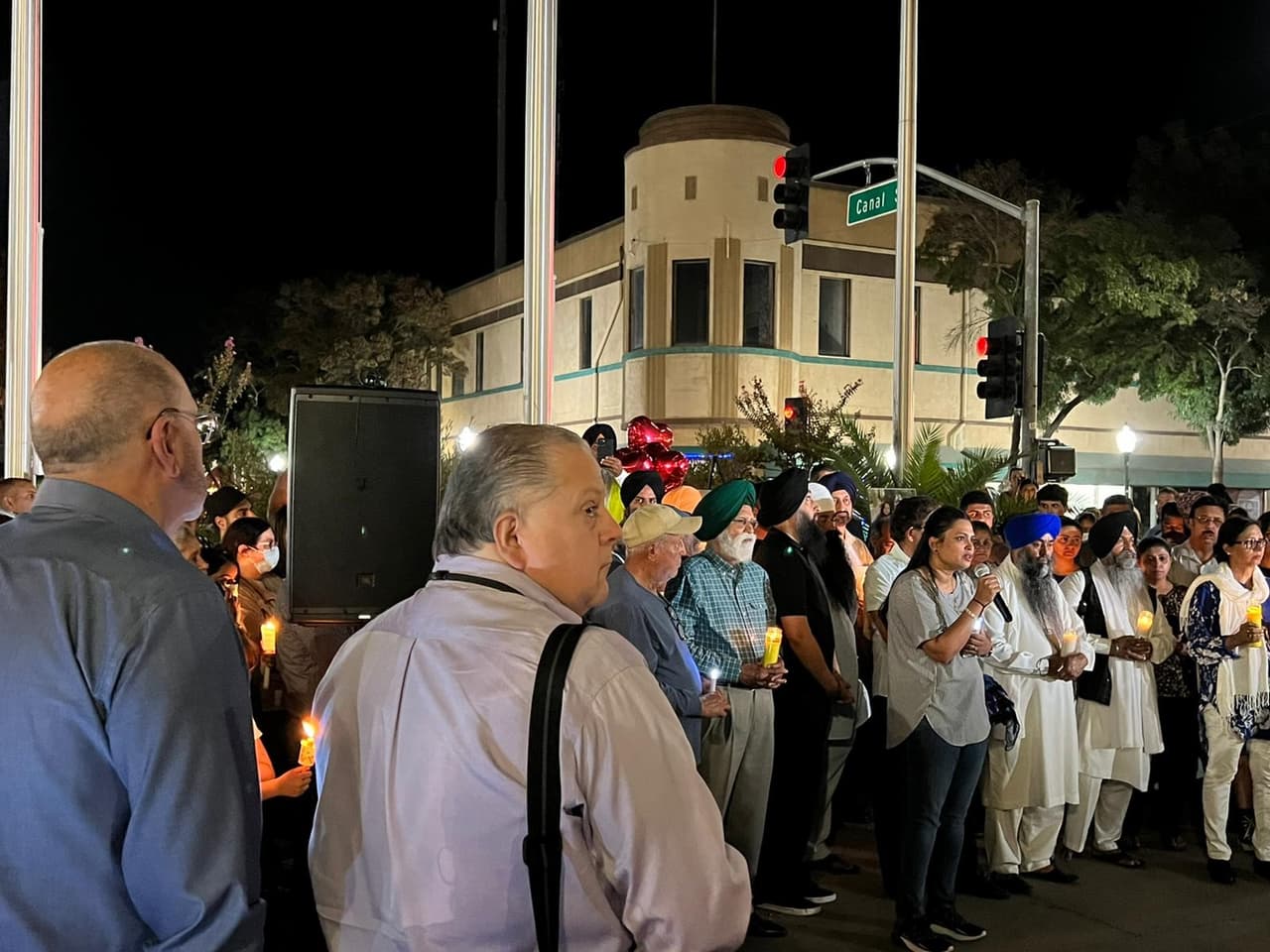 Los participantes escucharon oraciones y emotivas palabras de los oradores.