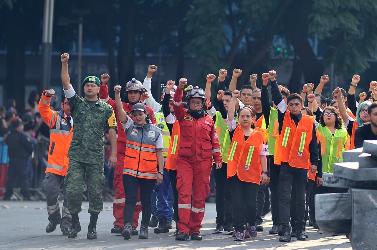 Aunque se trataba de un festejo, el desfile también tomó unos minutos para la reflexión y honró así a los rescatistas y voluntarios que atendieron a miles de personas tras el terremoto del 19 de octubre. El puño cerrado en alto fue el símbolo que se utilizó para pedir silencio y poder identificar víctimas que pidieran ayuda bajo los escombros.