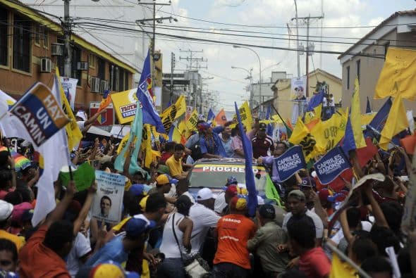 El candidato opositor, abogado de 40 años, llamó a quien esté indeciso a que "busque el programa de Gobierno del candidato oficial, busque que plantea y revíselo con detalle".