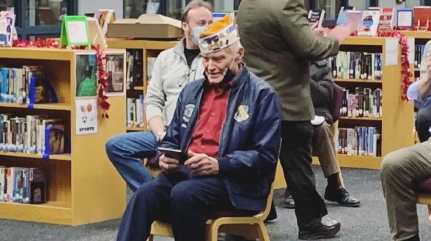 Vince Golembiowski observa su diploma de graduado de la Clyde High School de Ohio.