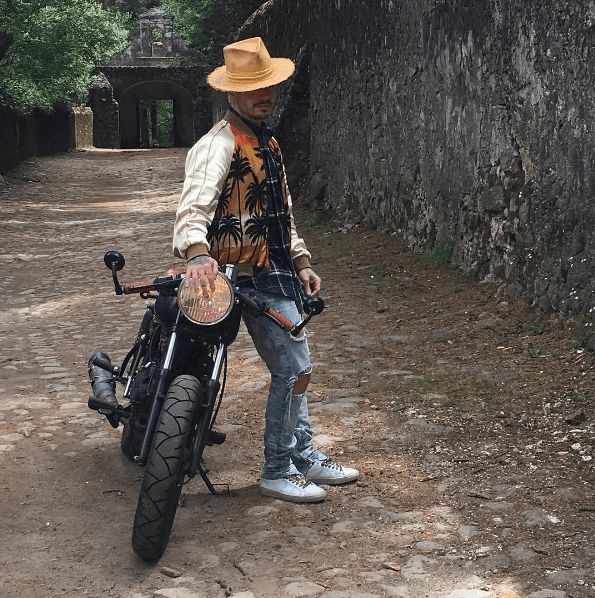 El disfruta las actividades al aire libre como bien lo dice en su saludo matutino: "Bueno di, bueno dí, buenos díaaaas... A trotaaaar".