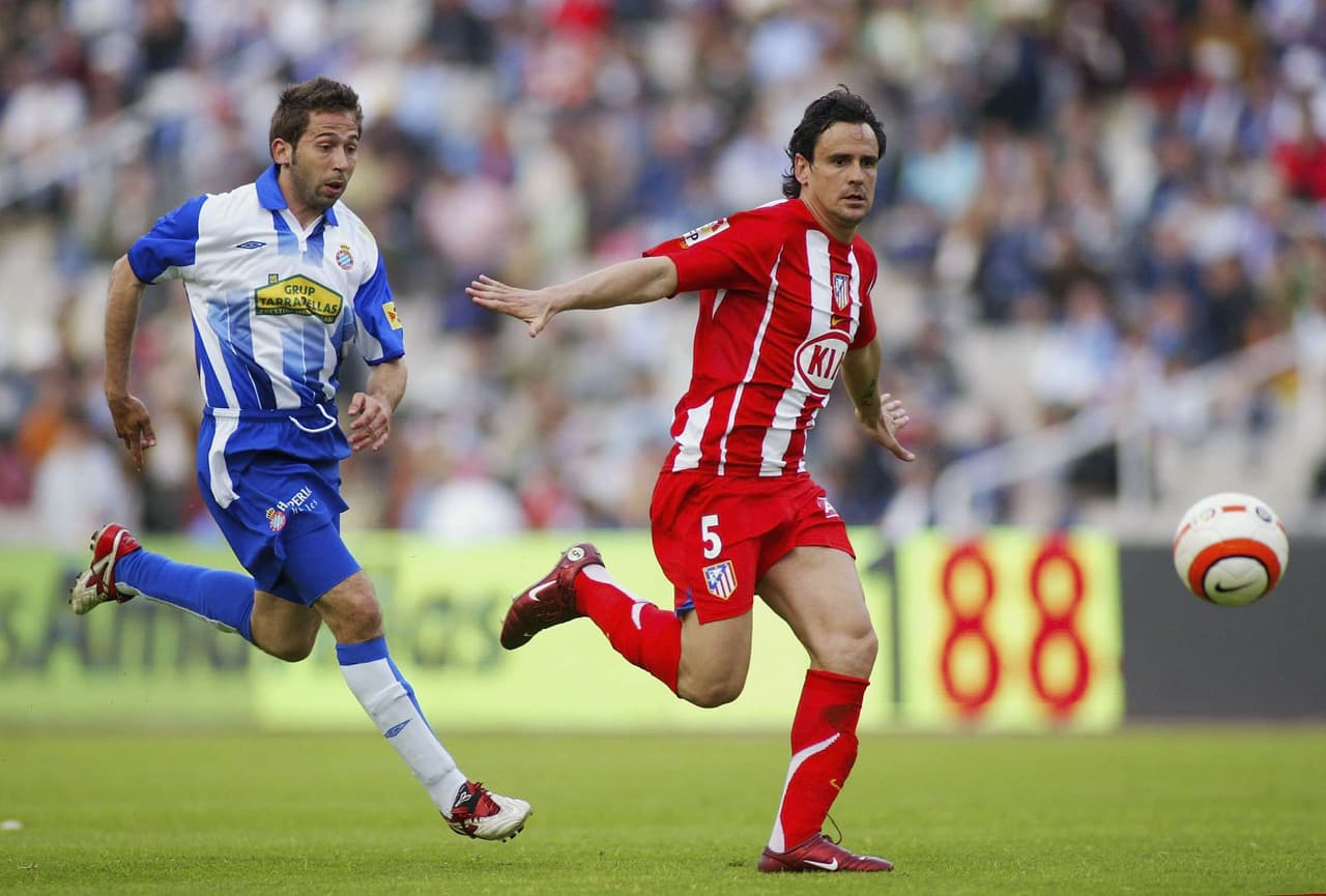 Realizó su formación en la cantera del Madrid y debutó allí en el año 1996. Duró solo esta temporada para luego pasar al Valladolid y jugar cinco años con el Atlético de Madrid, desde el 2001.