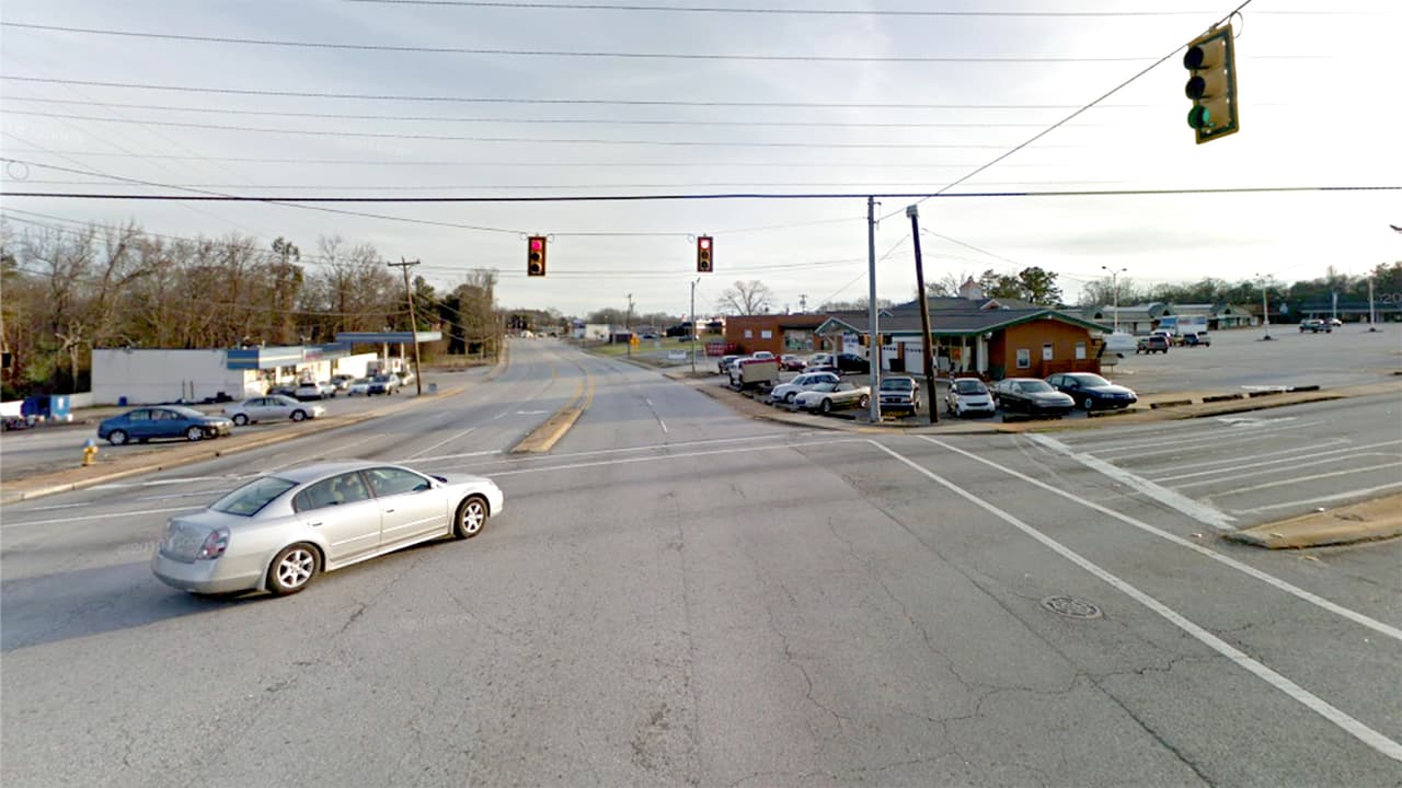 <b>Puesto 14. Berea, Carolina del Sur. </b>25.0% de la población (14,923) vive por debajo del umbral de pobreza y la tasa de desempleo es de 9.3%. Se estima que el 72% de los residentes de Berea viven al menos a una milla de la tienda de comestibles más cercana en las zonas urbanas y al menos a 10 millas en las zonas rurales.