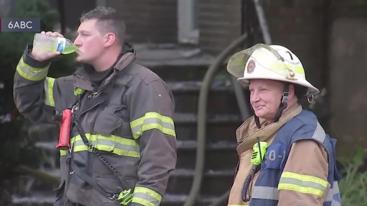 Un bombero resultó herido después de que varias casas se incendiaran en la sección Logan de Filadelfia el miércoles por la tarde.
<br> 
<br> 
<br>