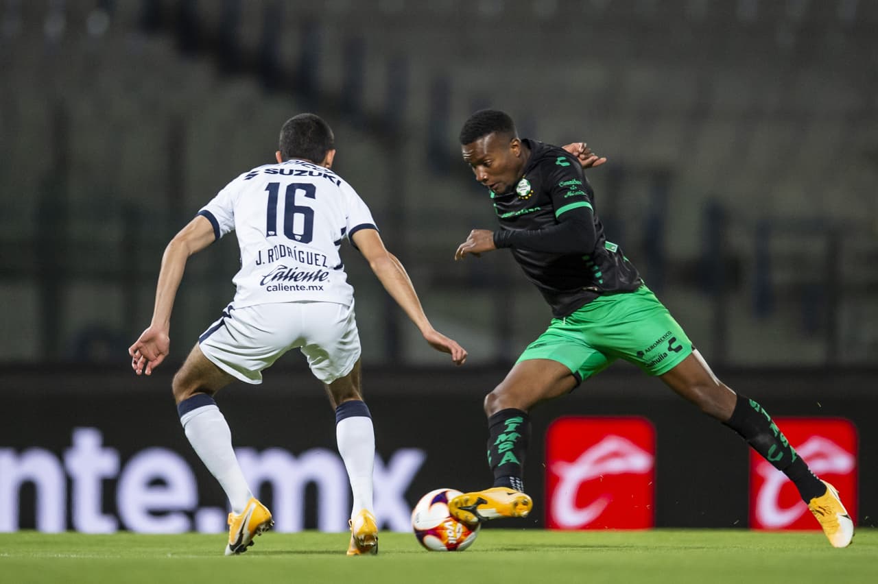 Con gol de Juan Dinenno desde los once pasos, los Pumas vencen 1-0 a Santos y se quedan con los tres puntos. Pumas rompe una mala racha de seis partidos sin ver la victoria y Santos se queda en la quinta posición del torneo.