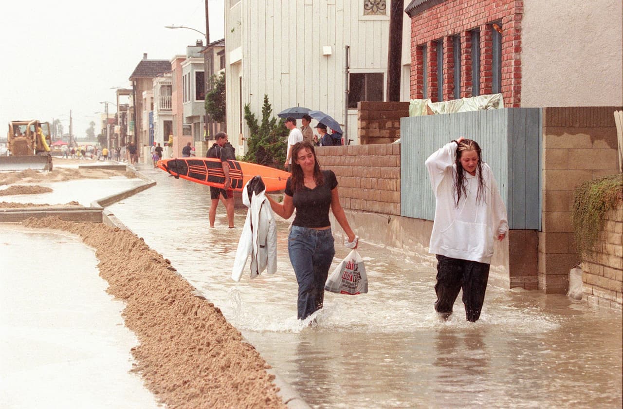 Lluvias torrenciales causadas por últimos coletazos del huracán Nora en septiembre de 1997 anegaron las localidades costeras del sur de California. Esta imagen corresponde a la localidad de Seal Beach, en el condado de Orange.