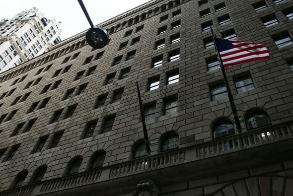 Un hombre fue detenido tras intentar atentar con un supuesto artefacto explosivo contra el edificio del banco de la Reserva Federal en Nueva York, según informaron las autoridades federales estadounidenses, de acuerdo a la agencia Efe.