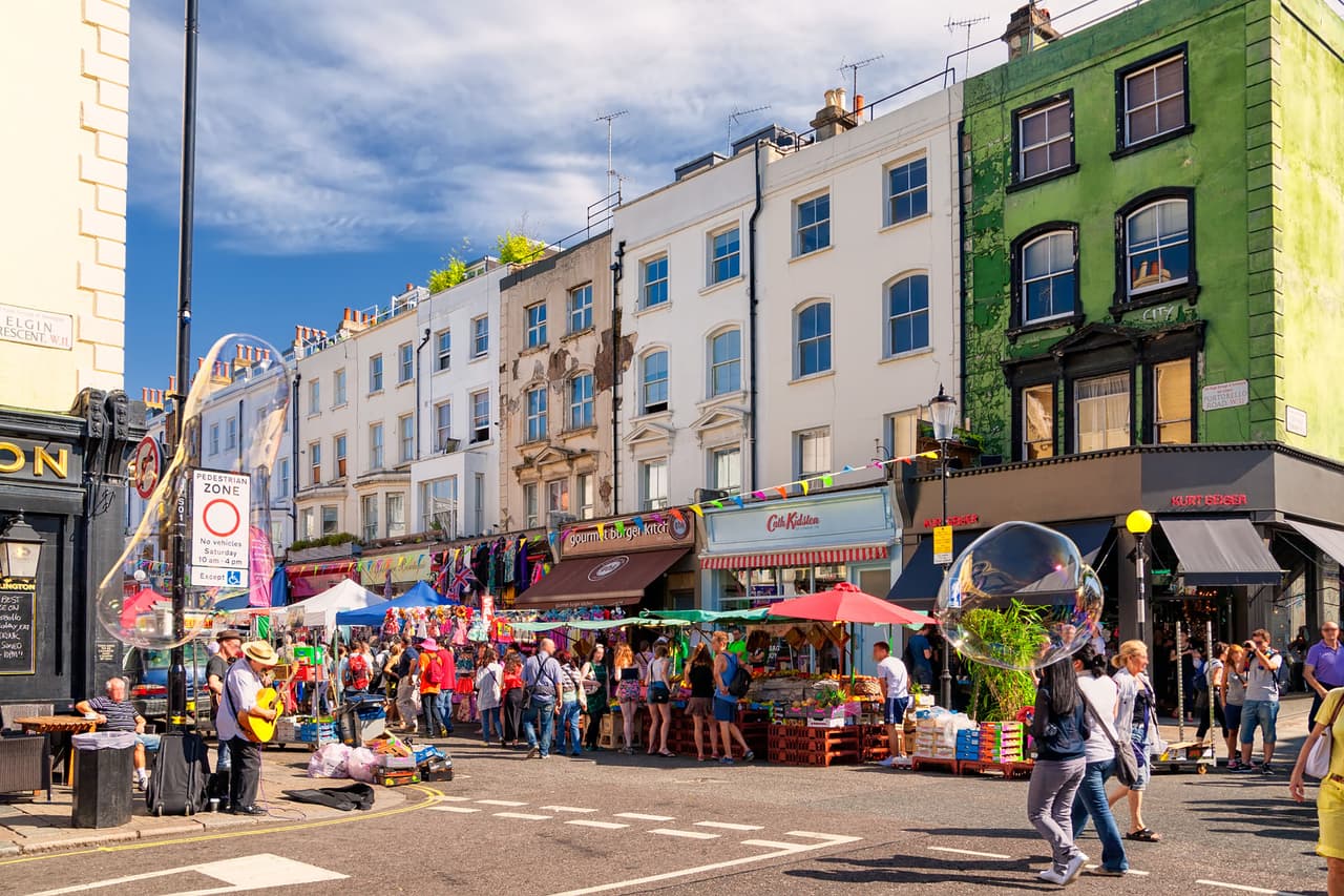 <b>Portobello Road (Londres, Inglaterra)</b>
<br>
<br>Antes de que fuera uno de los mercados callejeros más visitados del mundo, Portobello Road era solo un camino rural del siglo XIX. En la segunda mitad del siglo XIX, la vía comenzó a desarrollarse en respuesta a las grandes residencias que aparecieron a su alrededor. 
<br>