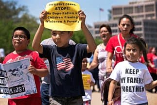 Niños ciudadanos estadounidenses o residentes legales permanentes le abrirán las puertas de la legalización temporal a entre 4.5 y 5 millones de padres indocumentados.