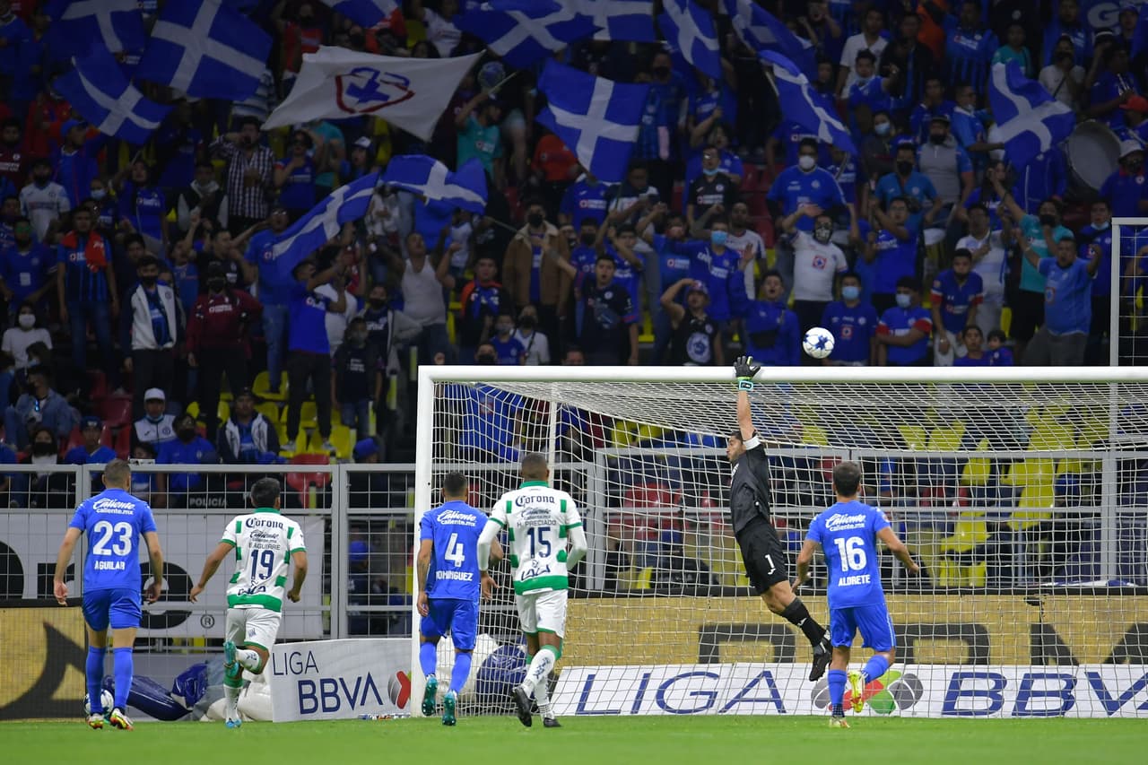 Santos gana su primer partido de la temporada a un Cruz Azul que una vez más no supo aguantar la ventaja en el marcador.