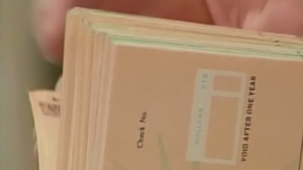 Incluido en el estímulo está un 
<b>crédito de $600</b> para las 
<a href="https://www.univision.com/local/sacramento-kuvs/numero-itin-indocumentado-declaracion-impuestos-california-credito-tributario-1">personas y familias que reciben el crédito tributario</a> conocido como CalEITC, y al cual califican familias indocumentadas o de estatus migratorio mixto.