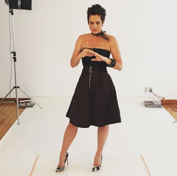 Varios meses después así luce, el cabello corto la hace ver sexy ¿no crees?