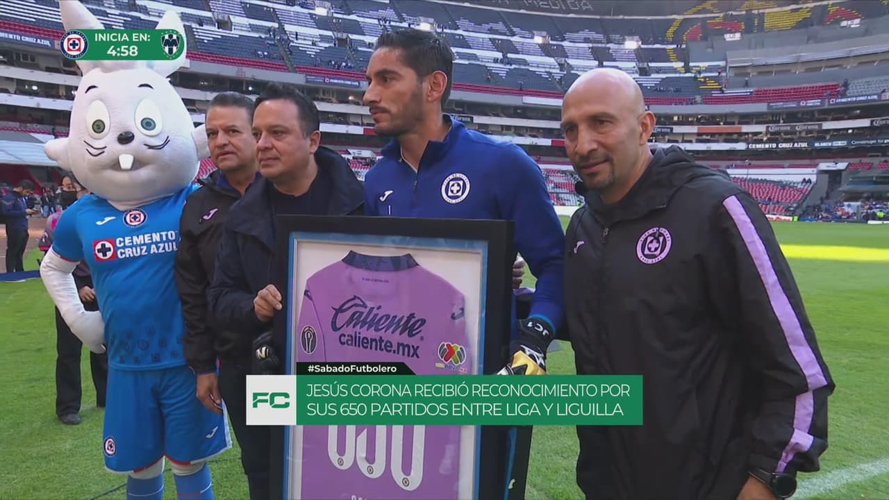 Corona recibe reconocimiento de la mano del 'Conejo' Pérez