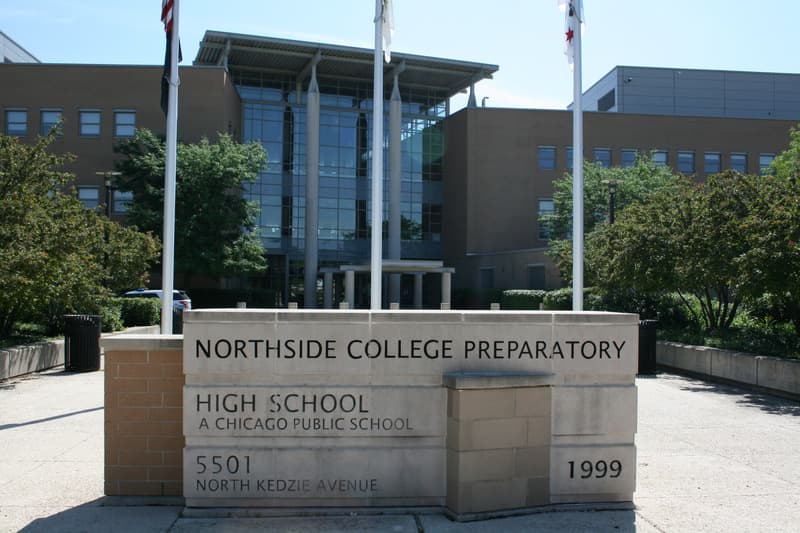 2. 
<a href="https://www.northsideprep.org/">Northside College Preparatory High School</a>
<br>Ocupa el segundo lugar dentro de Illinois, el 26 a nivel nacional y el segundo en Chicago, 
<a href="https://www.usnews.com/education/best-high-schools/illinois/districts/chicago-public-schools/northside-college-preparatory-high-school-6601">según el reporte de U.S. News.</a>
<br>