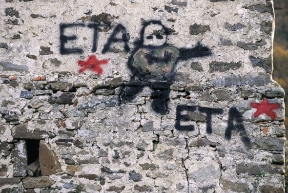 Fundada en 1958, la ETA usa la lucha armada como método para obtener sus objetivos fundamentales, utiliza el asesinato, el secuestro y la extorsión económica tanto en España como en Francia.