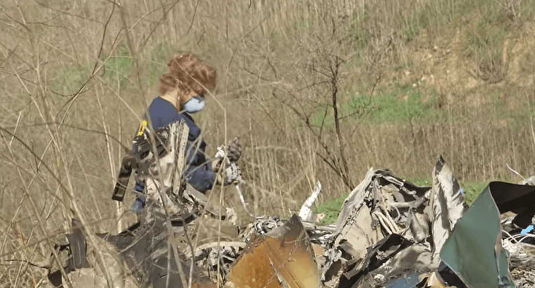La viuda del famoso basquetbolista pretende buscar justicia por los daños causados ante "
<b>la angustia emocional y angustia mental</b>" provocadas por ocho miembros del departamento del alguacil, que tomaron 
<b>fotografías del siniestro</b> y las compartieron con 
<b>personas ajenas a la investigación</b>, a pesar de que Vanessa había solicitado que resguardaran la zona, explicó la revista 
<a href="https://people.com/sports/vanessa-bryant-files-legal-claim-release-kobe-crash-scene-photos/" target="_blank">People</a>. 
<br>