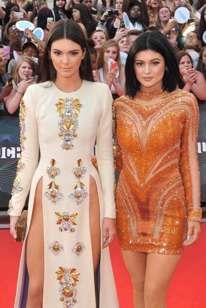 La hermosa modelo Kendall Jenner robó toda la atención de la alfombra de los premios 'MuchMusic Video Awards' con un diseño que enseñaba más que sus esculturales piernas. ¿Te copias el modelito?