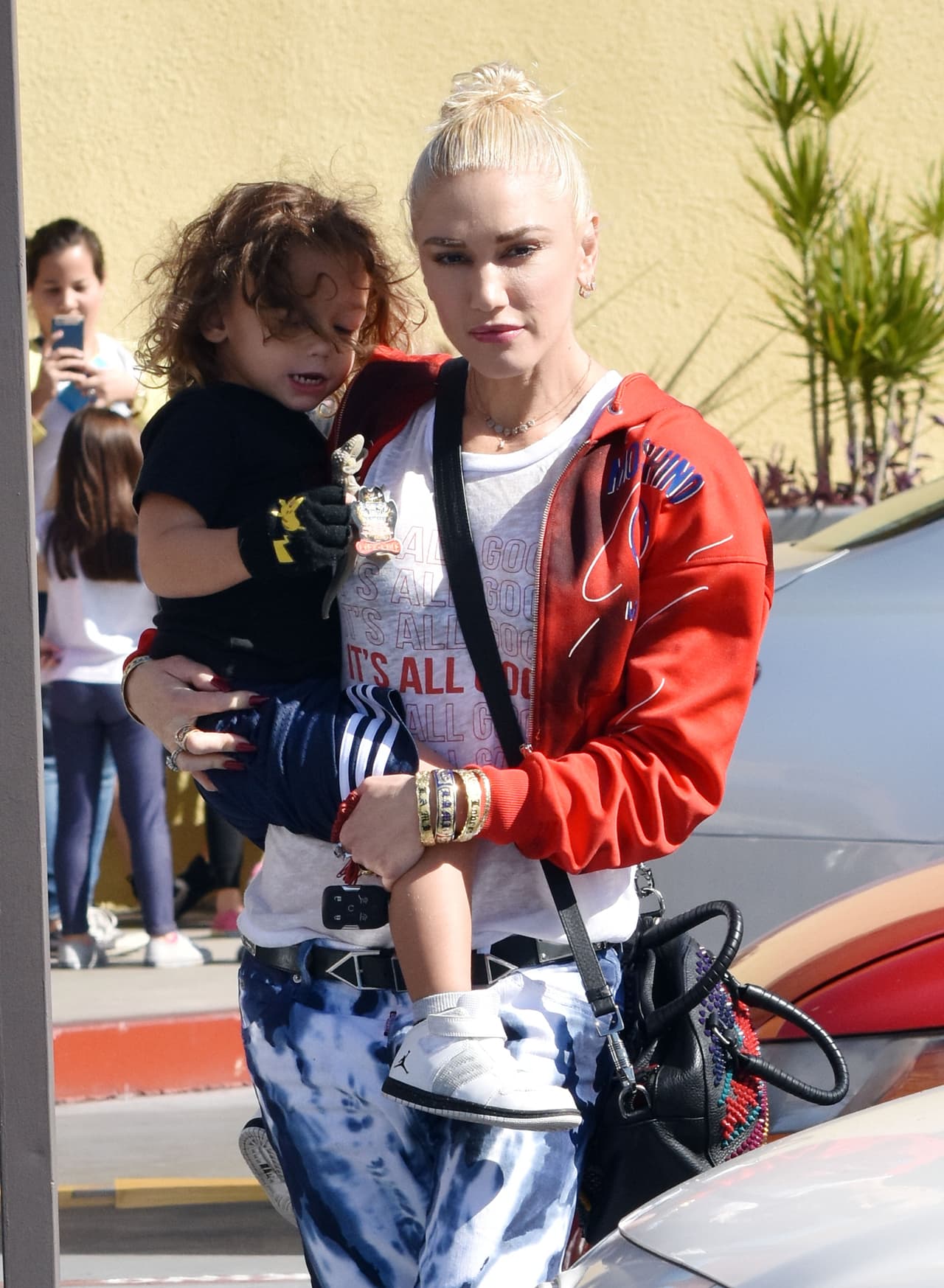 Gwen se quitó las gafas y...