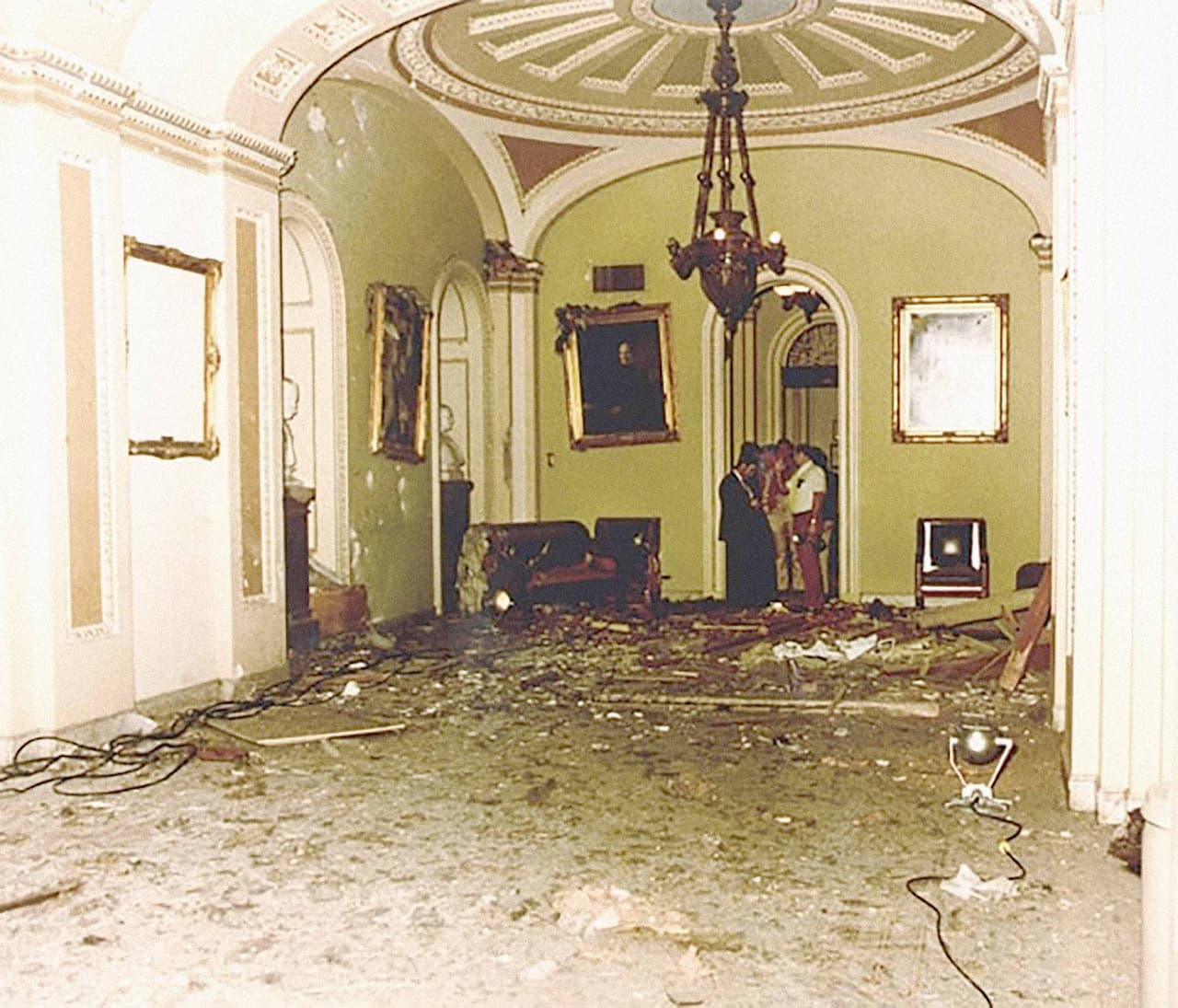 <b>La bomba del segundo piso en el ala del Senado (7 de noviembre de 1983)</b>
<br>
<br>Un explosivo detonó en la noche cuando el edificio estaba vacío y nadie resultó herido. Un grupo autodenominado ‘Armed Resistance Unit’ (‘Unidad de Resistencia Armada’, en español) se atribuyó la responsabilidad del ataque diciendo que fue en represalia por las acciones militares de Estados Unidos en Granada y Líbano. 
<br>
<br>Siete personas fueron arrestadas en relación con este incidente.
<br>