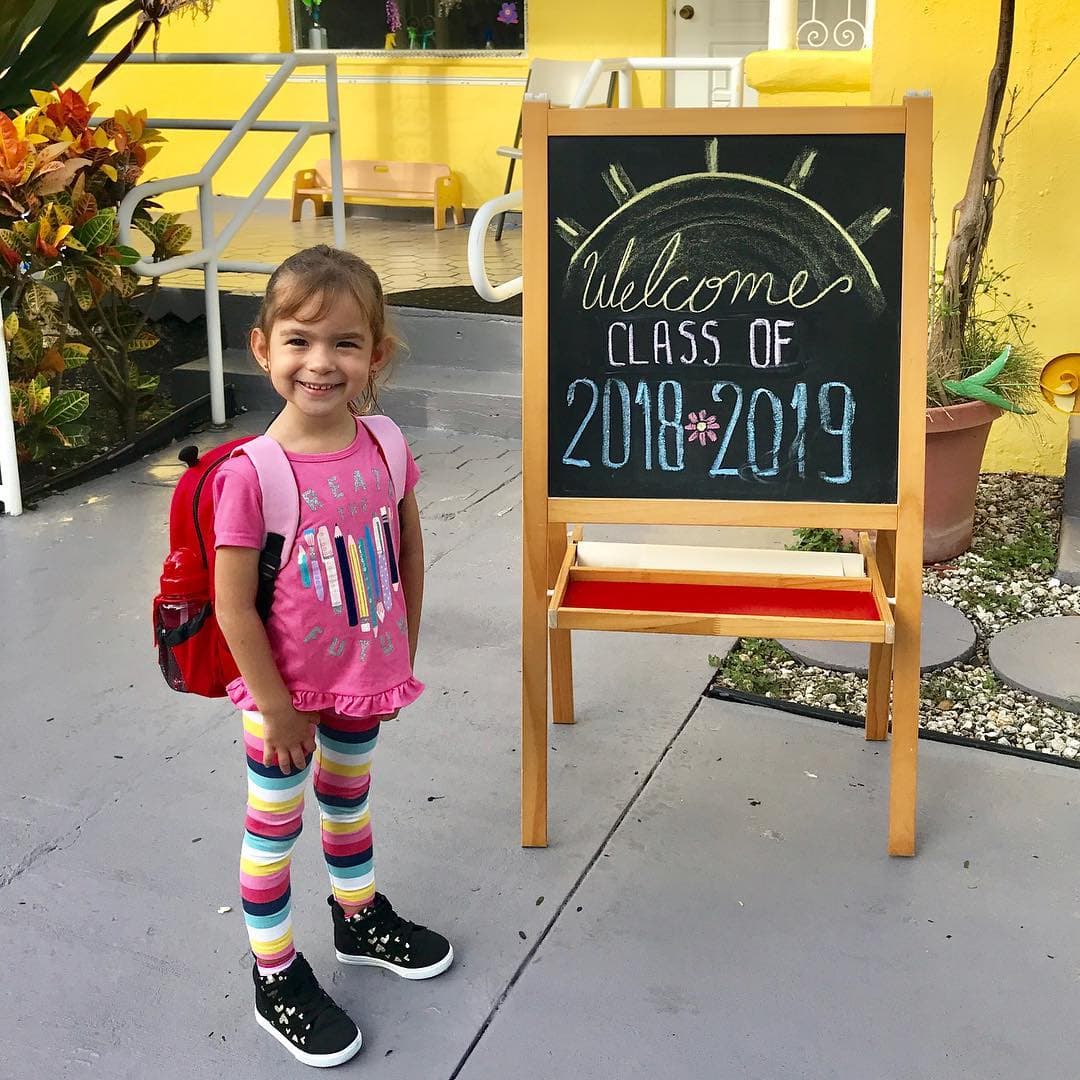 Alan Tacher y su esposa, Cristy Bernal, han visto volar los años. La pequeña Michelle pronto iniciará el ciclo 2019-2020 y sus papis la verán nuevamente cargar su pequeña mochila rumbo al preescolar.