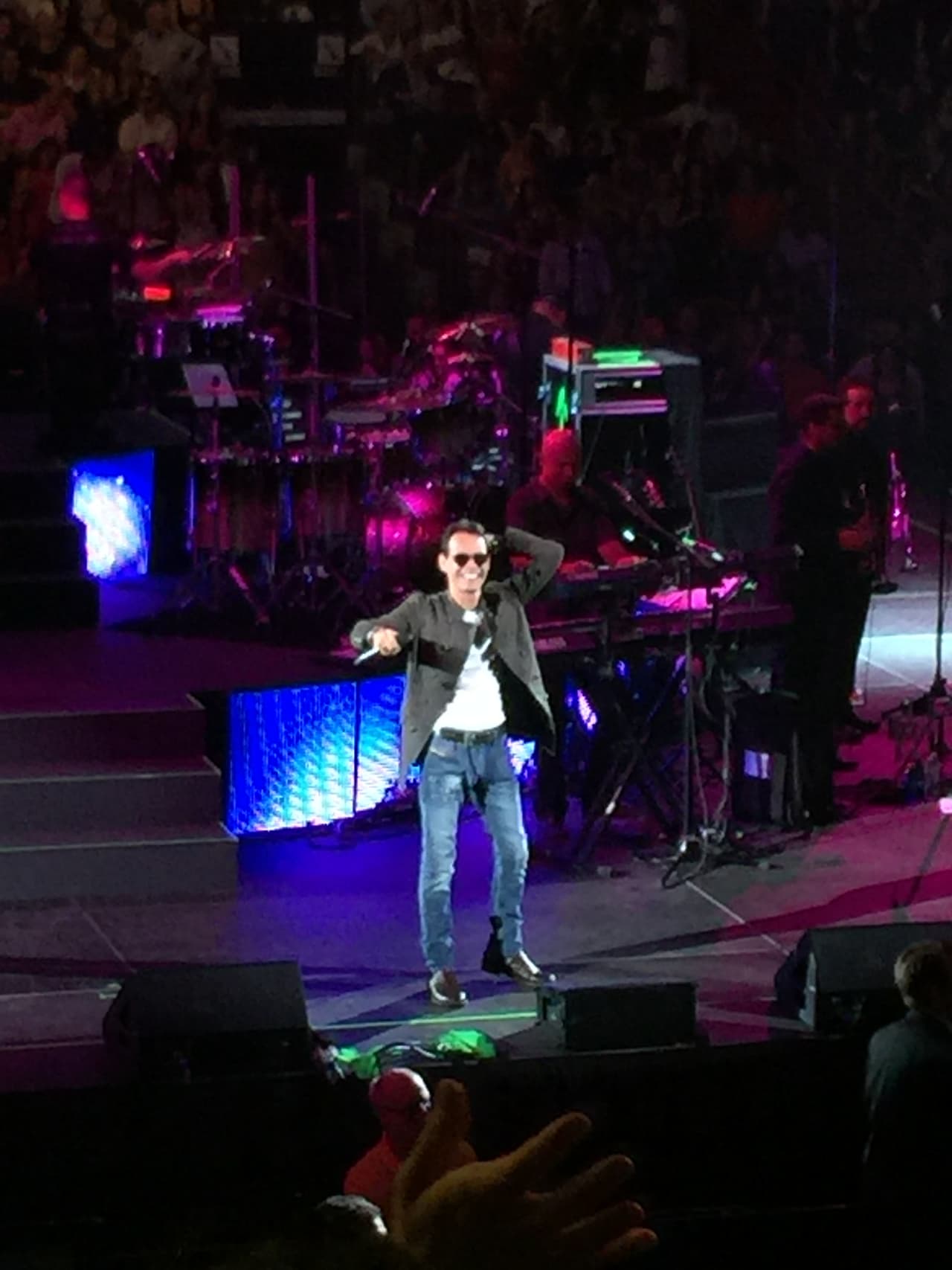 'Qué precio tiene el cielo', 'Te conozco bien', 'Hasta ayer', 'Contra la Corriente' y 'Vivir lo Nuestro' fueron parte del gran repertorio que el salsero le ofreció sus más de 20 mil fanáticos en el American Airlines de 'La Ciudad del Sol'.