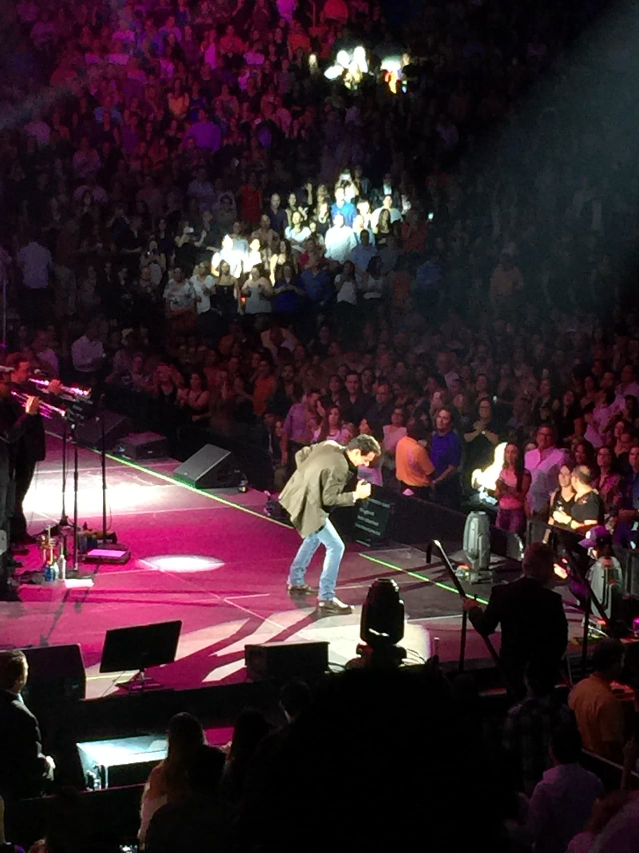 Además de recibir tan importante visita, Marc consintió a sus seguidores con un gran repertorio de sus canciones.