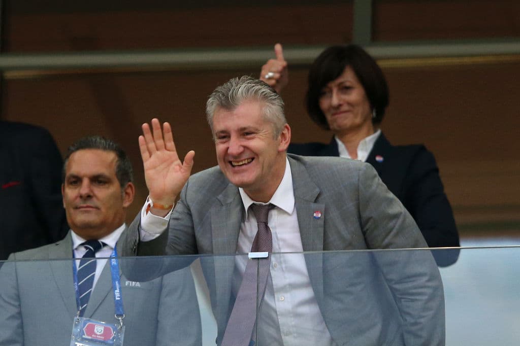 En el escenario estuvo el exjugador y ahora directivo en Croacia, Davor Suker.