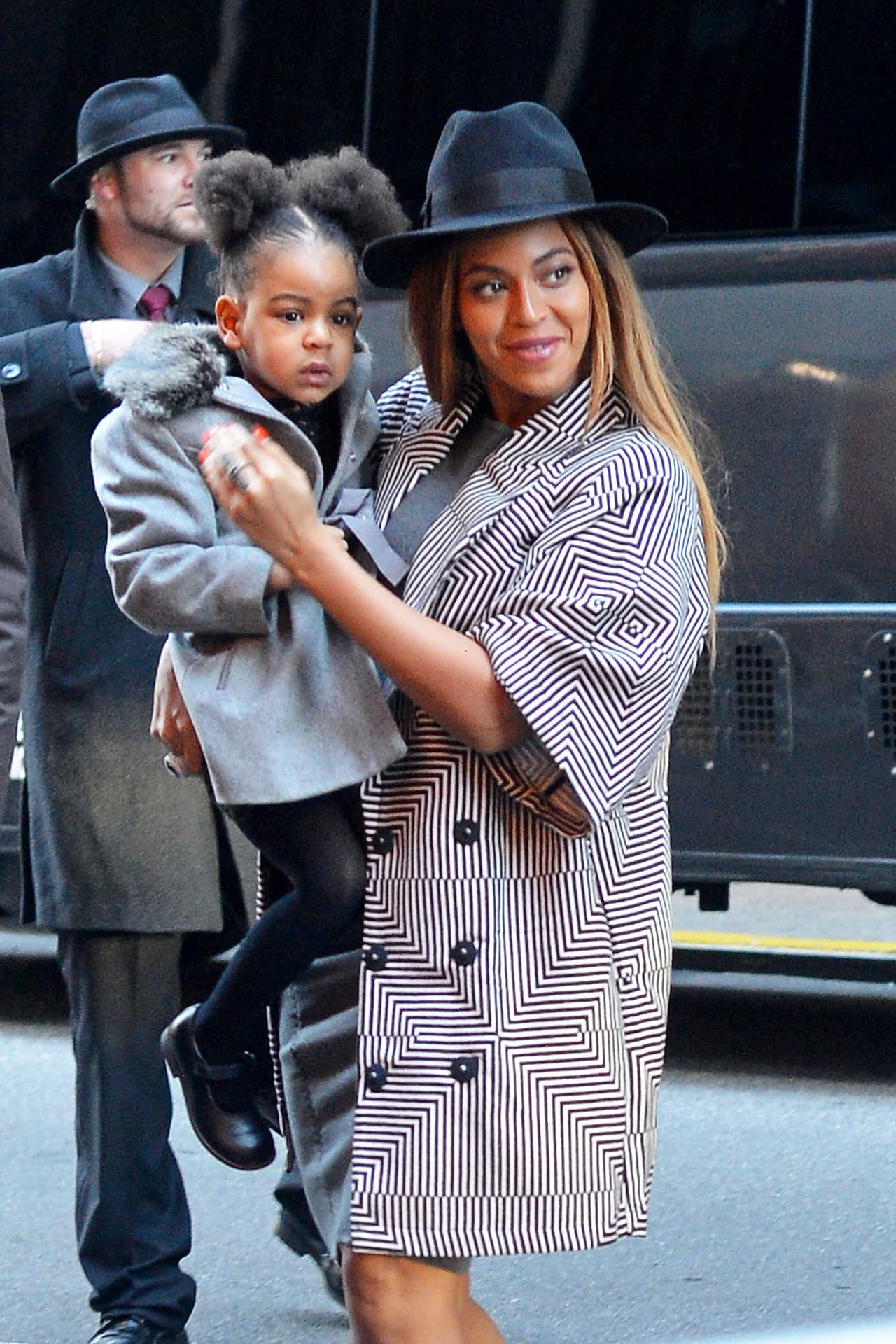 Pero la cosa no acaba ahí, pues para consentir aún más a su pequeña, Beyoncé le regaló un par de lindas y flamantes zapatillas con cristales de Swarovski