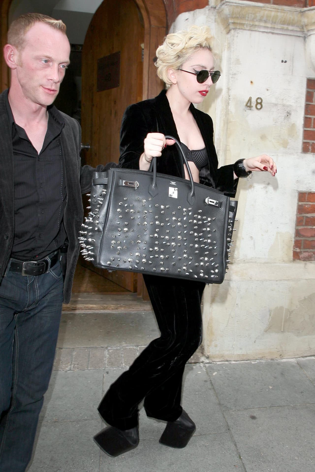 Según el material con el que estén cofeccionados es el precio del mismo, pero su valor ronda los $10 mil dólares.