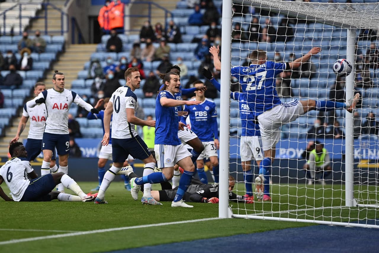 Tottenham cierra con goleada la temporada ante el Leicester City con marcador de 4-2 y, gracias al doblete de Gareth Bale, los 'Spurs' se meten a la Europa League. Jamie Vardy lució con dos goles para los 'Foxes' pero no le alcanzó y quedó fuera de la Champions.