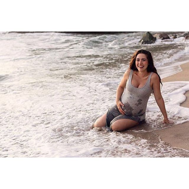 Como ella nació en Puerto Vallarta, sus familiares y amigos le organizaron un babyshower, aprovechó para visitar la playa.