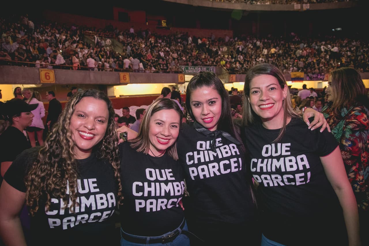 De tal manera es que niños, jóvenes y adultos no se quisieron perder de este concierto al que Juanes ha titulado 'Mis planes son amarte' y que recorrerá varias ciudades de su natal Colombia, junto a Miguel Bosé e invitados.