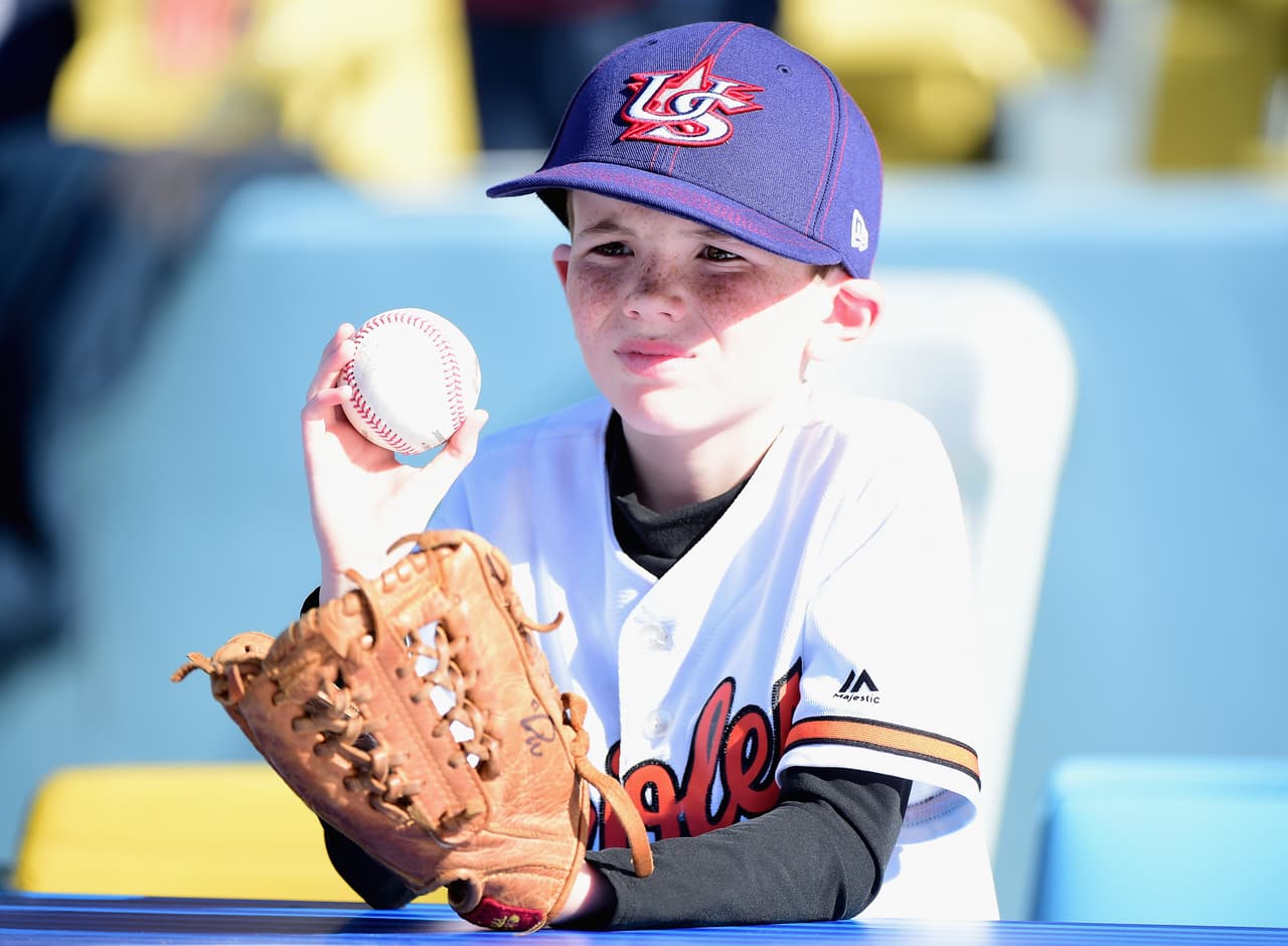 Los niños siempre presentes en los estadios de béisbol.