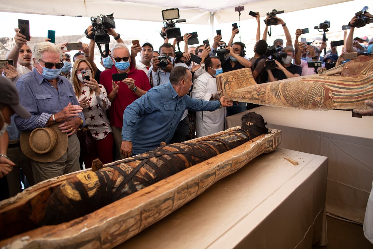 Los estudios iniciales muestran que los ataúdes decorados fueron fabricados para sacerdotes, altos funcionarios y personas de la élite del Periodo Faraónico Tardío, entre el 664 y el 525 antes de Cristo.
<br>