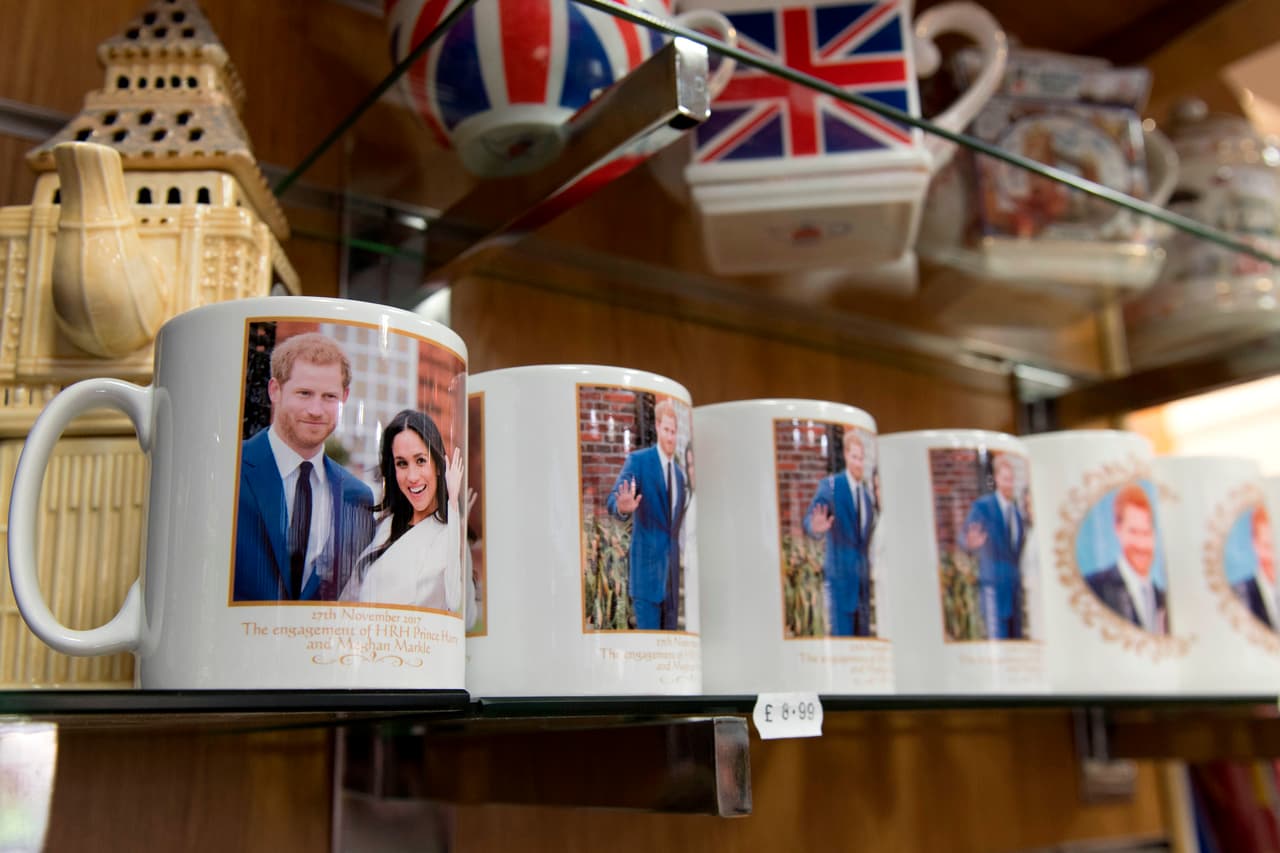 Hay tazas que muestran a Meghan Markle en una pose mucho más divertida.