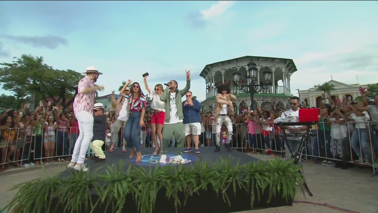 La música era tan 'pegajosa' que todo el elenco se subió al escenario.