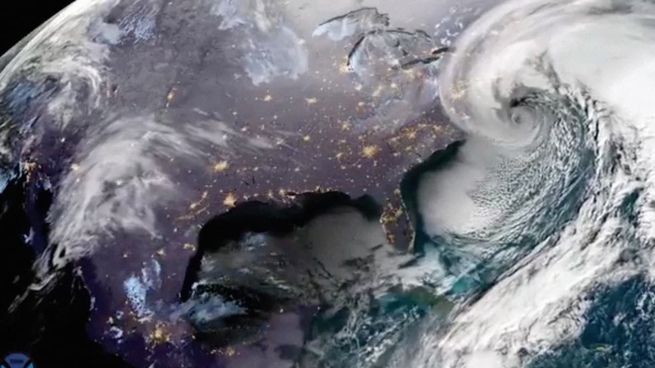 Una toma nocturna, con las luces de las ciudades encendidas, muestra el fenómeno al noreste del país.