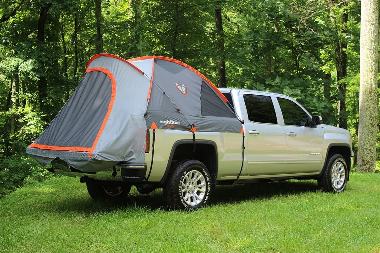 <h3 class="cms-H3-H3"><b>Casa de campaña Rightline Gear para camionetas </b></h3>
<br>
<br>Si a papá le gusta la naturaleza y en su garaje ya cuenta con una camioneta, lo puedes sorprender con esta casa de campaña que se instala sobre la cama de la misma pickup. Aunque su diseño es sencillo, la carpa está fabricada de un material impermeable con costuras selladas e incluye dos compartimentos para guardar equipos y herramientas, un gancho para colgar la linterna y tiradores de cremalleras que brillan en la oscuridad.
<br>
<br>
<a href="https://www.amazon.com/-/es/dp/B01N5CQ4FO"><b>Rightline Gear Truck Tents</b></a> 
<b>($144 - $220)</b>