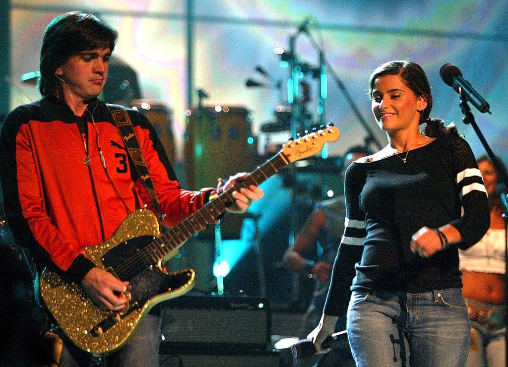 La carrera de Juanes despegó en un abrir y cerrar de ojos. En escenario junto a Nelly Furtado durante los Latin Grammy de 2003.