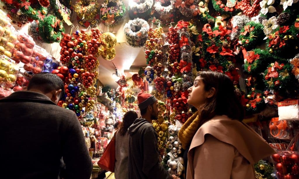 Un mercado navideño iluminado: el Khan Market, ubicado en Nueva Delhi, India.