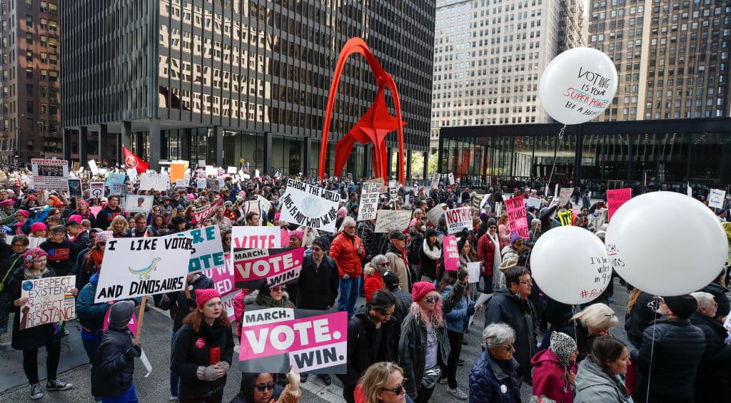 El centro de Chicago se llenó de gente este sábado –mujeres en su mayoría– que salieron a expresar su disgusto con el presidente Donald Trump y a alentar a los votantes para que acudan a las urnas en las elecciones de mitad de periodo este 6 de noviembre.