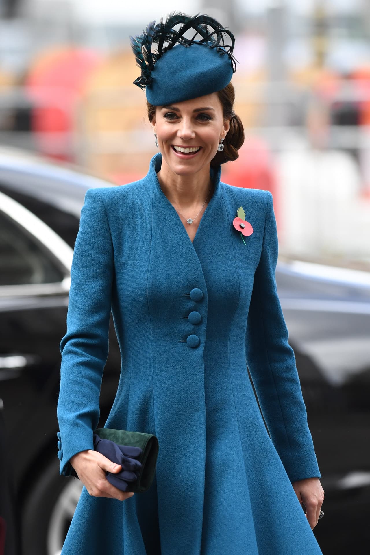 La duquesa de Cambridge presumió un 
<b>abrigo azul, de Catherine Walker, </b>y un sombrero de plumas, de Rosie Olivia.