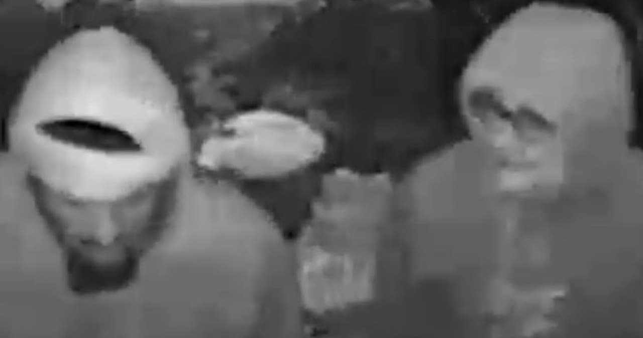 Captado en cámara: la policía de Filadelfia busca a dos hispanos sospechosos de homicidio al norte de la ciudad