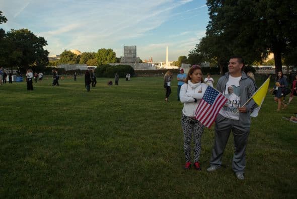 Personas se reunieron en la fachada Oeste del Edificio del Capitolio, para ver en una pantalla el discurso del pontífice.