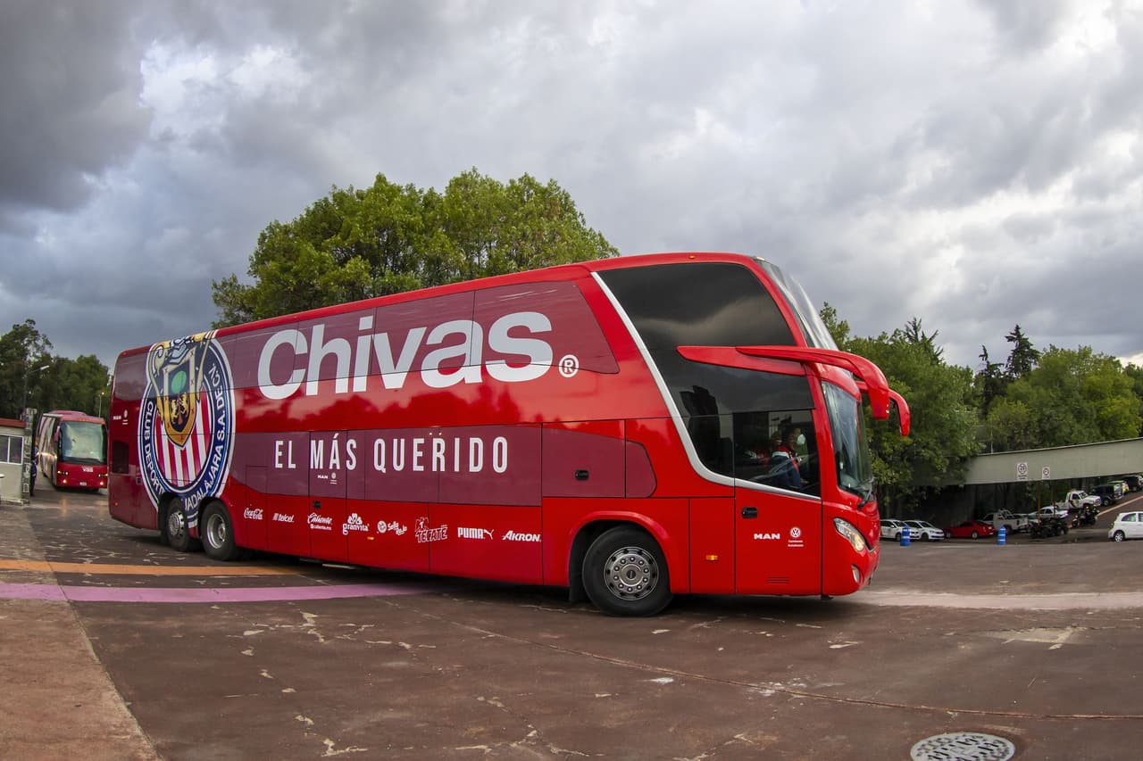 Siguiendo el protocolo de seguridad sanitaria, Chivas arribó en dos autobuses al estadio.