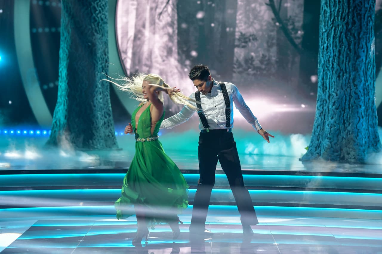 Chyno se despidió del público de Mira Quién Baila tras aceptar el cheque de 5,000 dólares que le entregaron en favor de la Fundación Alimenta Venezuela, a la que él representaba.