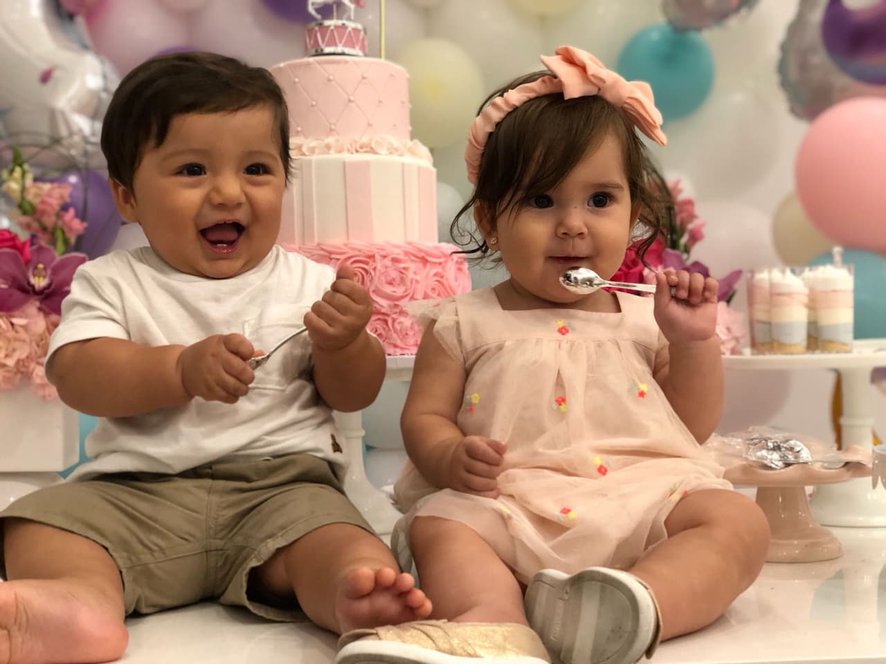 Tanto Vela, como su esposo, pero también la pequeña Julieta, tienen sus propias cuentas en Instagram, para compartir con sus seguidores su cotidianidad.
<br>